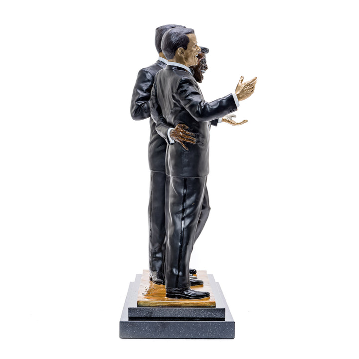 Historical Rat Pack performance immortalized in bronze.