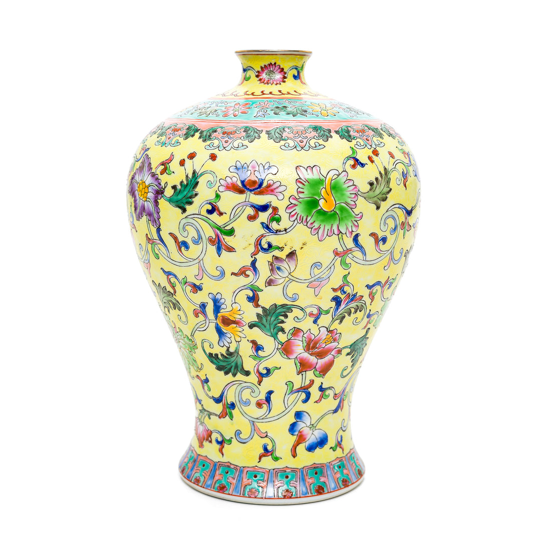 Exquisite Qianlong Period porcelain vase with floral design