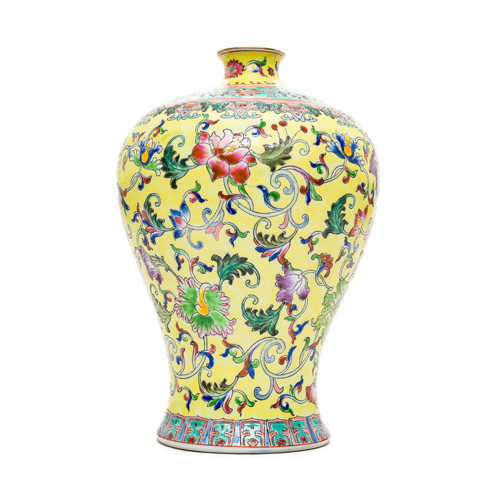 Artistic Qianlong Period porcelain vase with colorful motifs