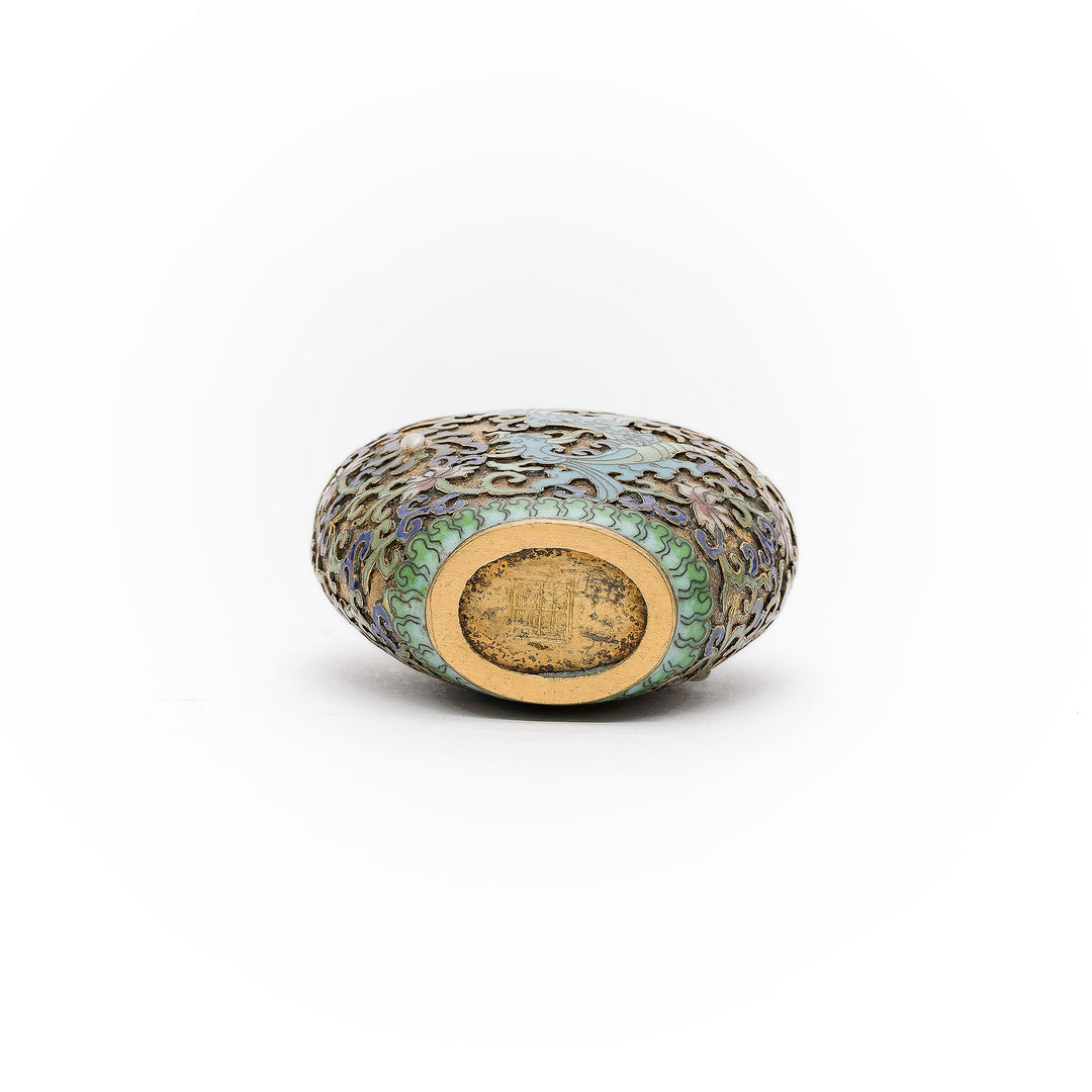 Bottom of Cloisonné snuff bottle featuring decorative base