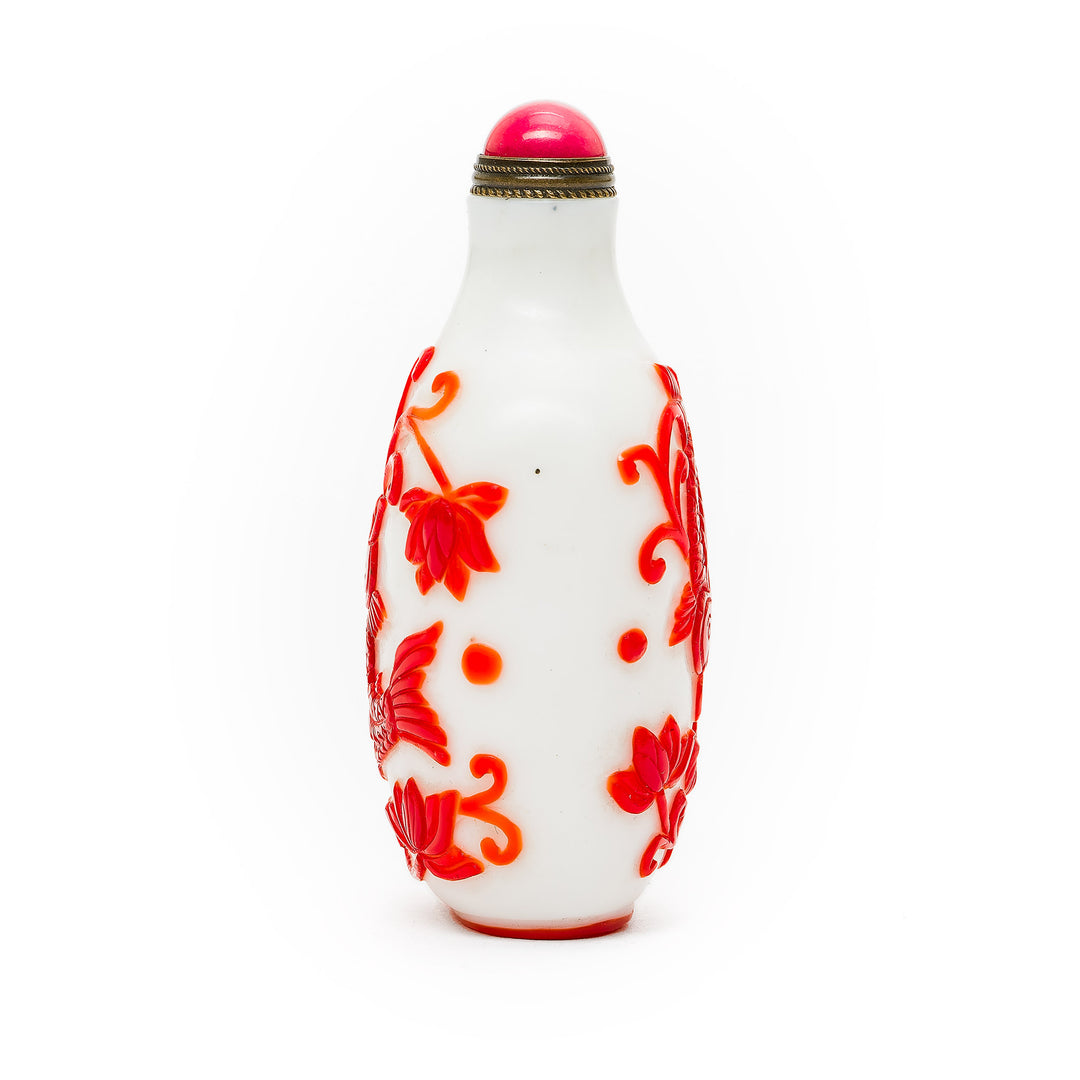 Koi and lotus motifs on vibrant snuff bottle