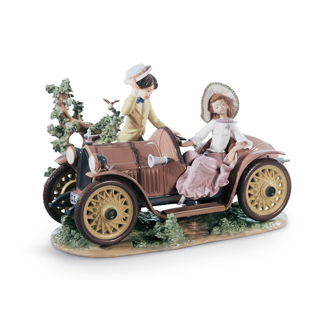 Lladro Young Couple with Car Sculpture. Limited Edition - 01001393
