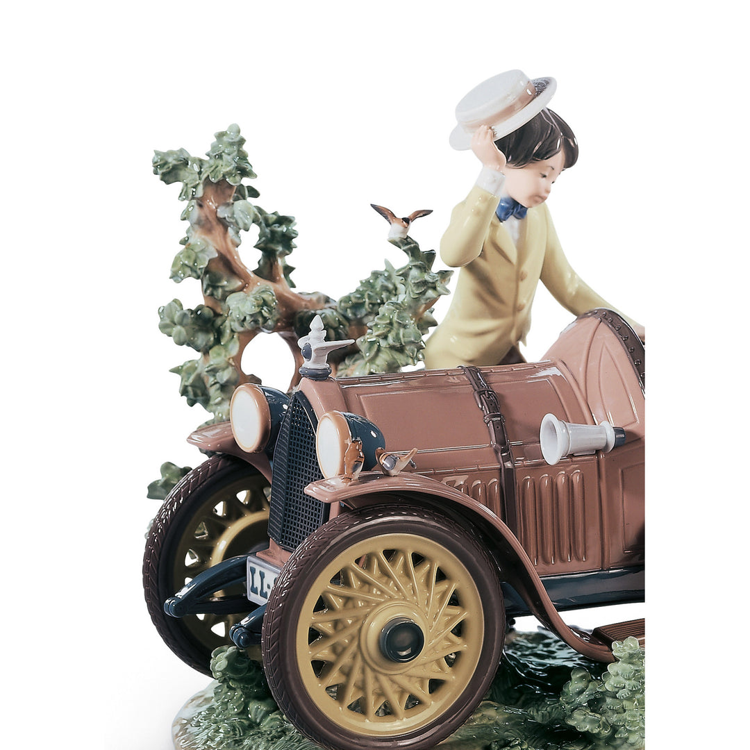 Image 2 Lladro Young Couple with Car Sculpture. Limited Edition - 01001393