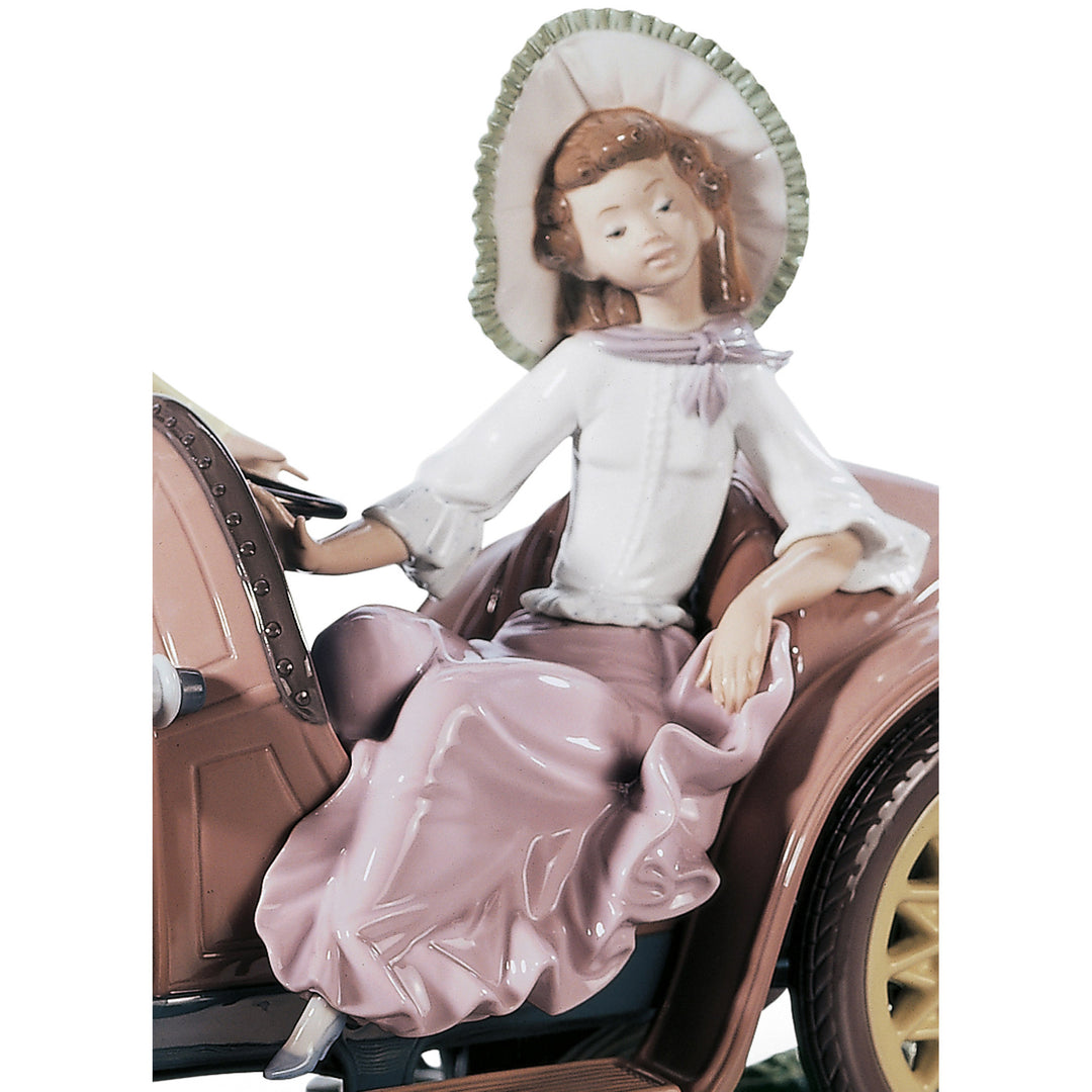 Image 3 Lladro Young Couple with Car Sculpture. Limited Edition - 01001393