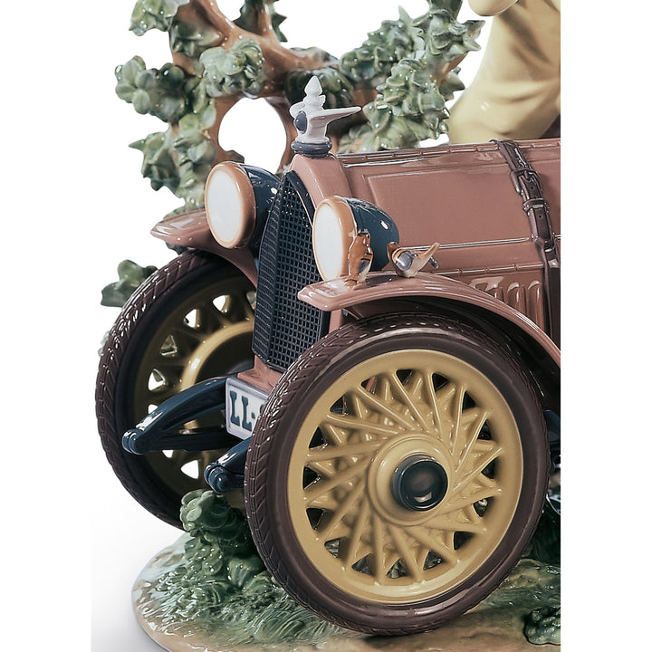 Image 5 Lladro Young Couple with Car Sculpture. Limited Edition - 01001393