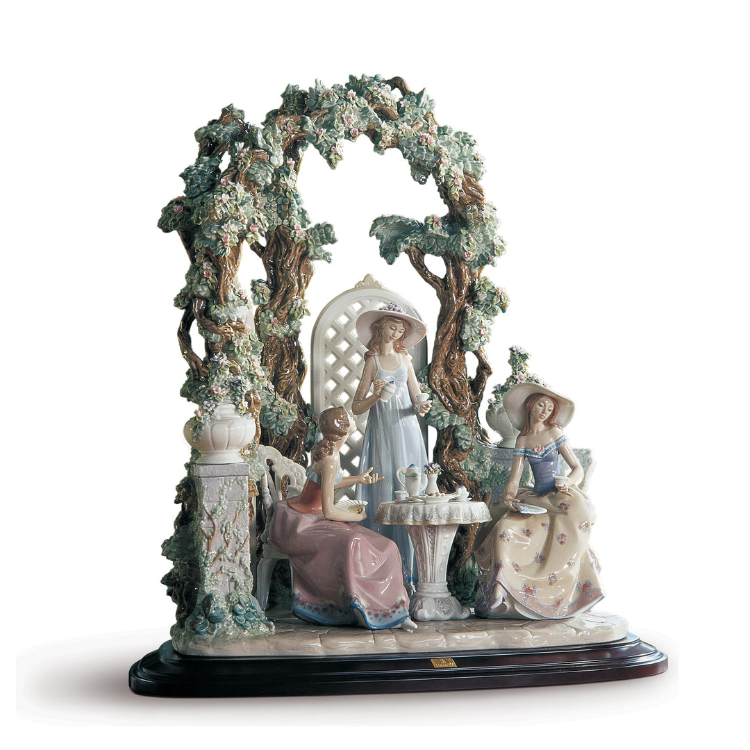 Lladro Tea in The Garden Women Sculpture. Limited Edition - 01001759
