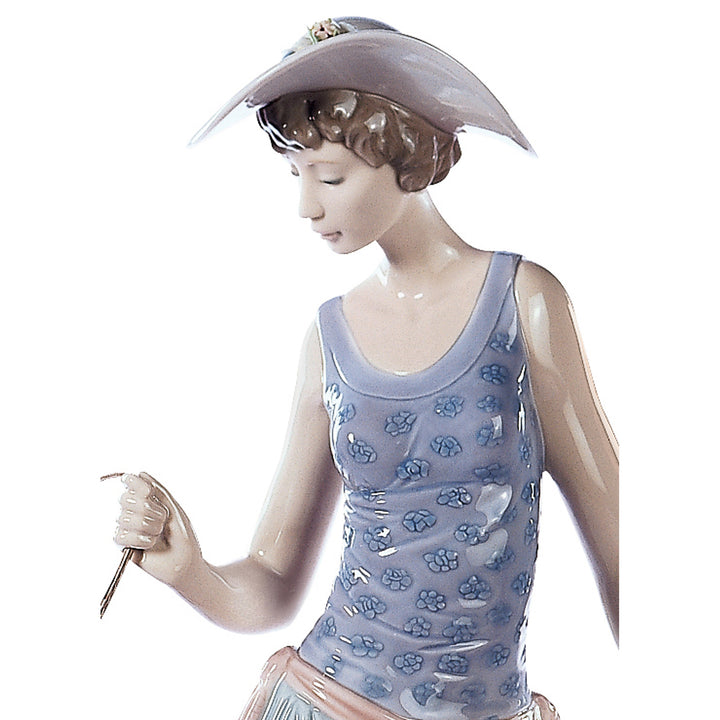 Image 3 Lladro Elegant Promenade Woman Figurine - 01005802