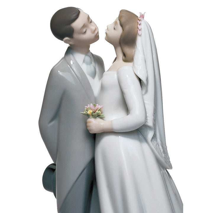 Image 2 Lladro A Kiss to Remember Couple Figurine - 01006620