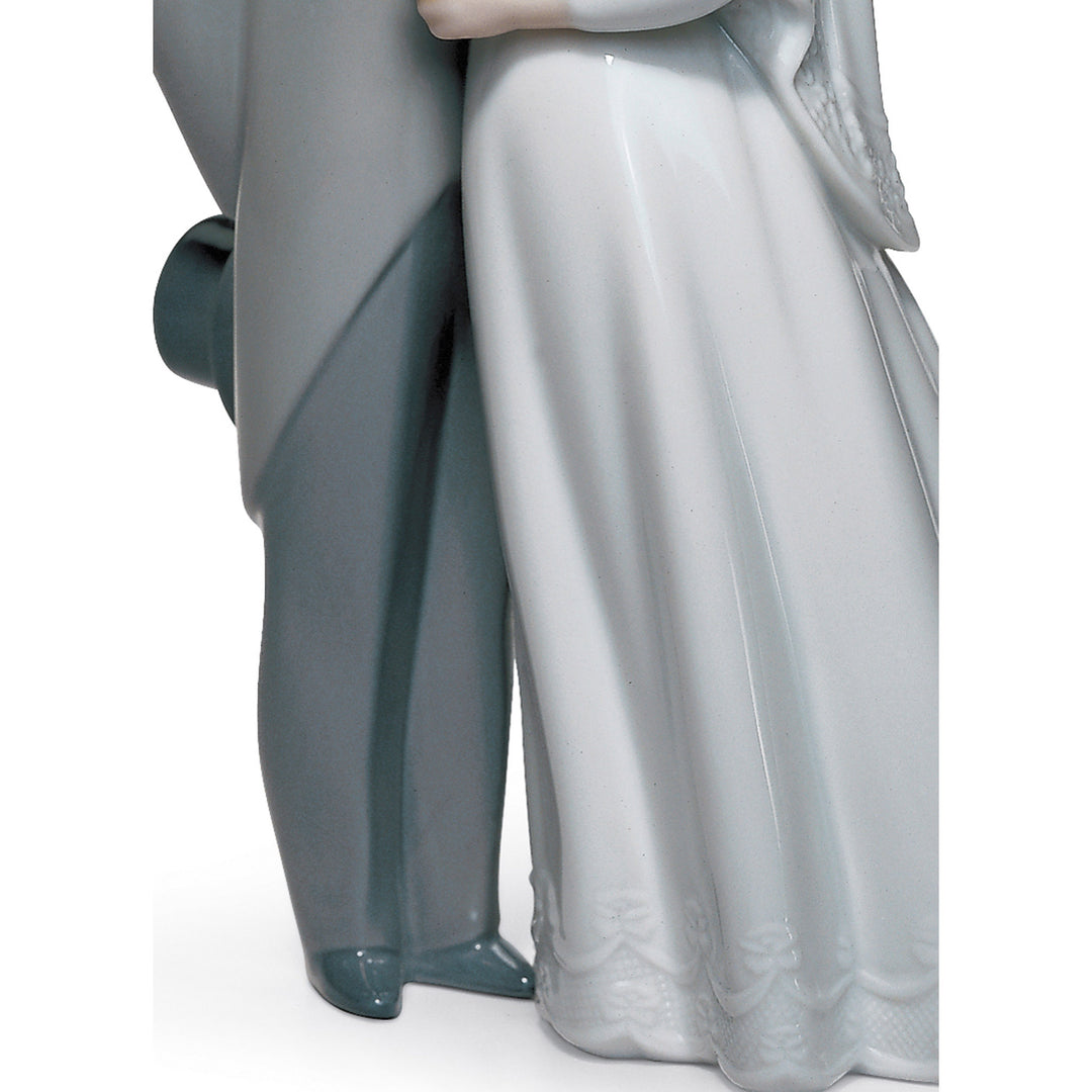 Image 5 Lladro A Kiss to Remember Couple Figurine - 01006620