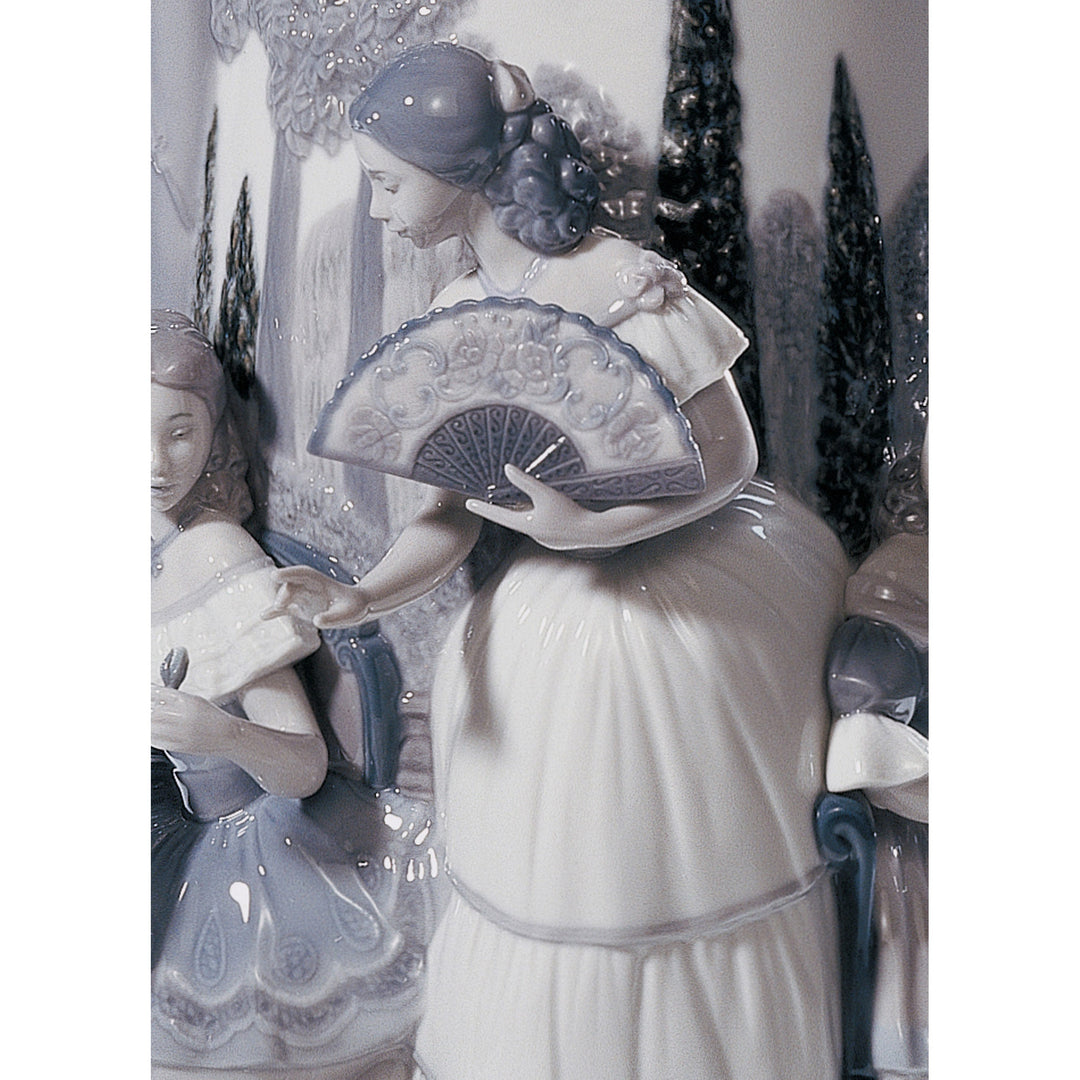 Image 4 Lladro Ladies in The Garden Vase. Limited Edition. Grey and Silver Luster - 01007033