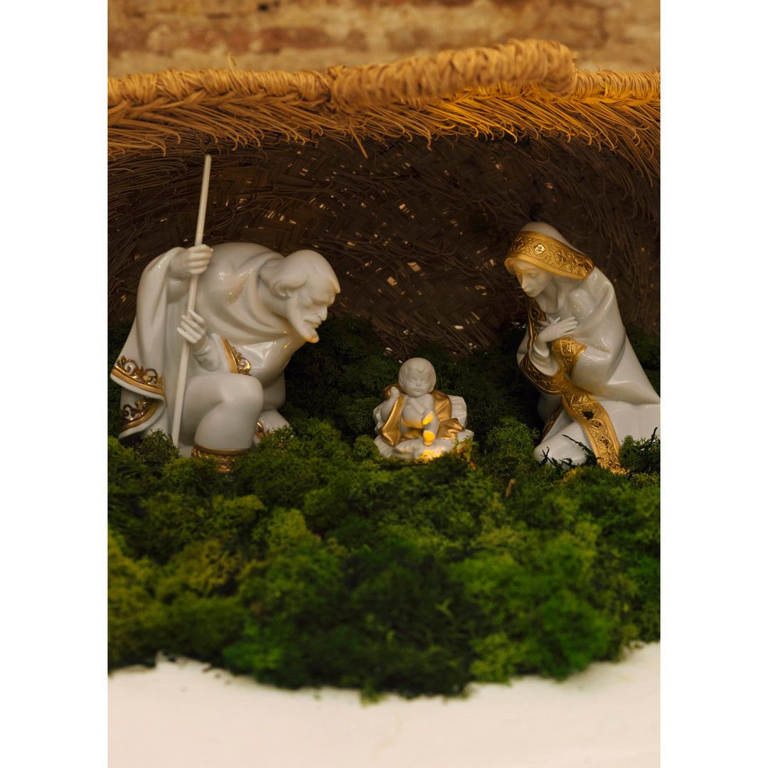 Image 2 Lladro Baby Jesus Nativity Figurine. Golden Lustre - 01007087