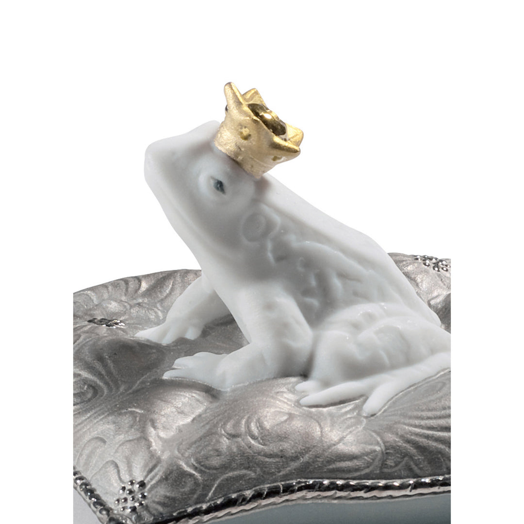 Image 2 Lladro Enchanted Prince Frog Figurine. Golden Lustre - 01007188