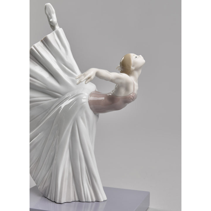 Image 4 Lladro Giselle Arabesque Ballet Figurine - 01008475