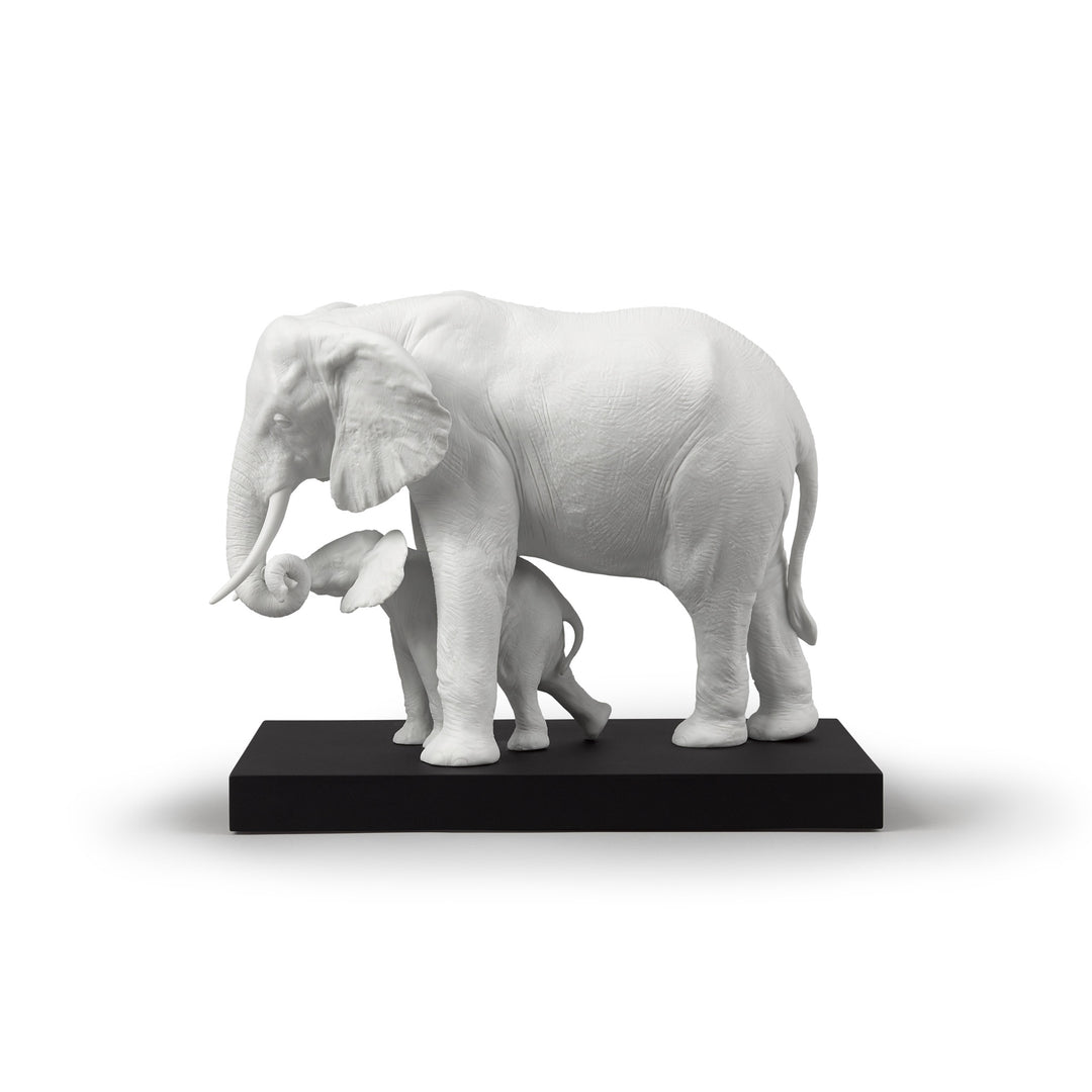 Lladro Leading The Way Elephants White Sculpture - 01008695