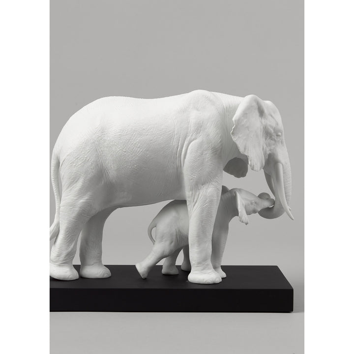 Image 3 Lladro Leading The Way Elephants White Sculpture - 01008695