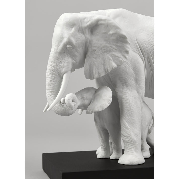 Image 7 Lladro Leading The Way Elephants White Sculpture - 01008695