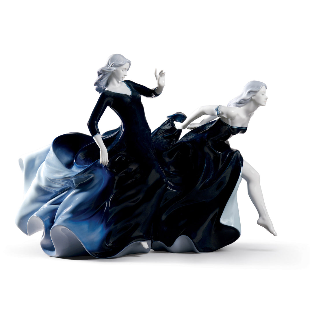 Lladro Night Approaches Women Figurine. Limited Edition - 01008741