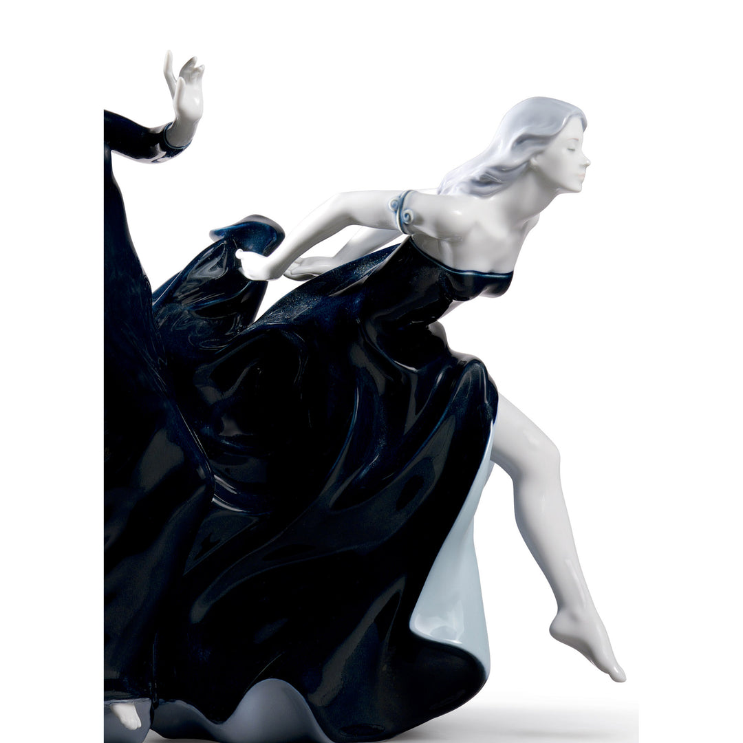 Image 2 Lladro Night Approaches Women Figurine. Limited Edition - 01008741