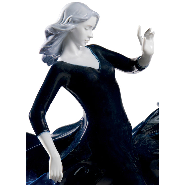 Image 3 Lladro Night Approaches Women Figurine. Limited Edition - 01008741