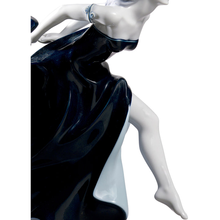 Image 5 Lladro Night Approaches Women Figurine. Limited Edition - 01008741