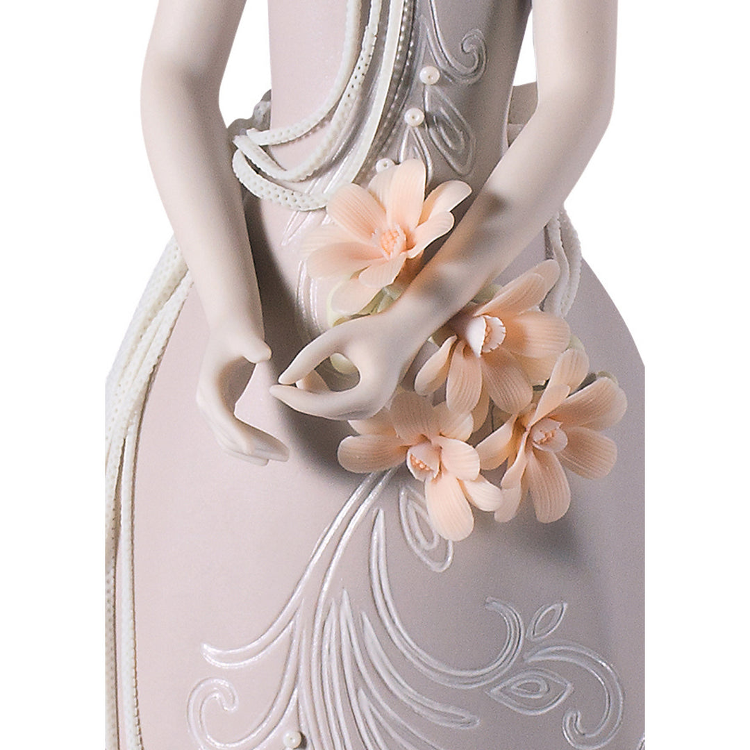 Image 5 Lladro Haute Allure Exclusive Model Woman Figurine. Limited Edition - 01009359