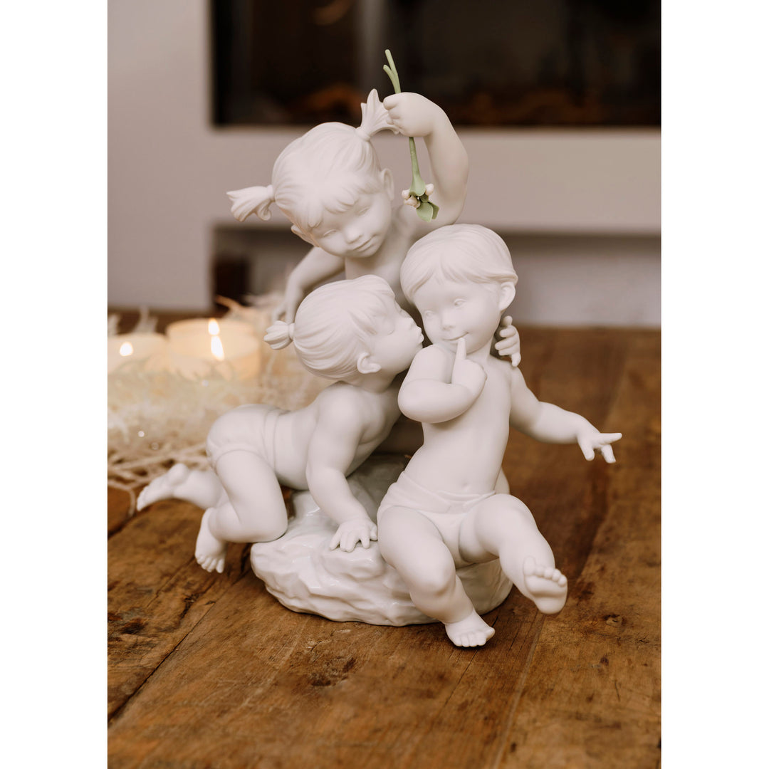 Image 2 Lladro Kiss under the mistletoe Children Figurine - 01009372