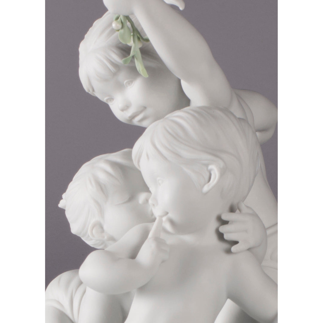 Image 3 Lladro Kiss under the mistletoe Children Figurine - 01009372
