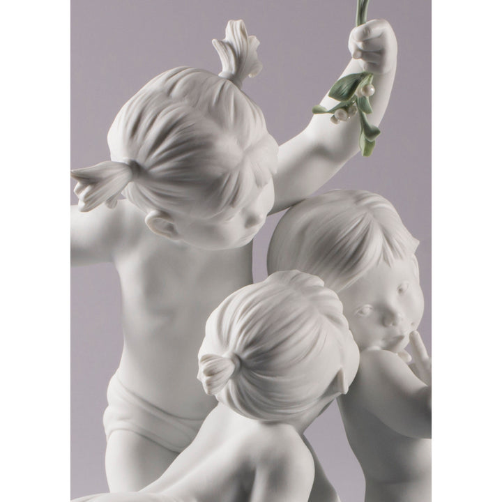 Image 4 Lladro Kiss under the mistletoe Children Figurine - 01009372