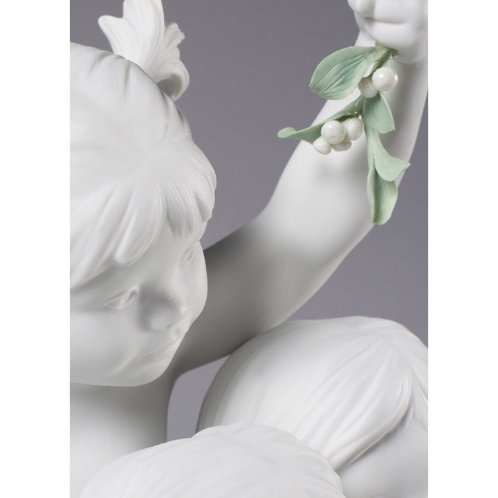 Image 5 Lladro Kiss under the mistletoe Children Figurine - 01009372