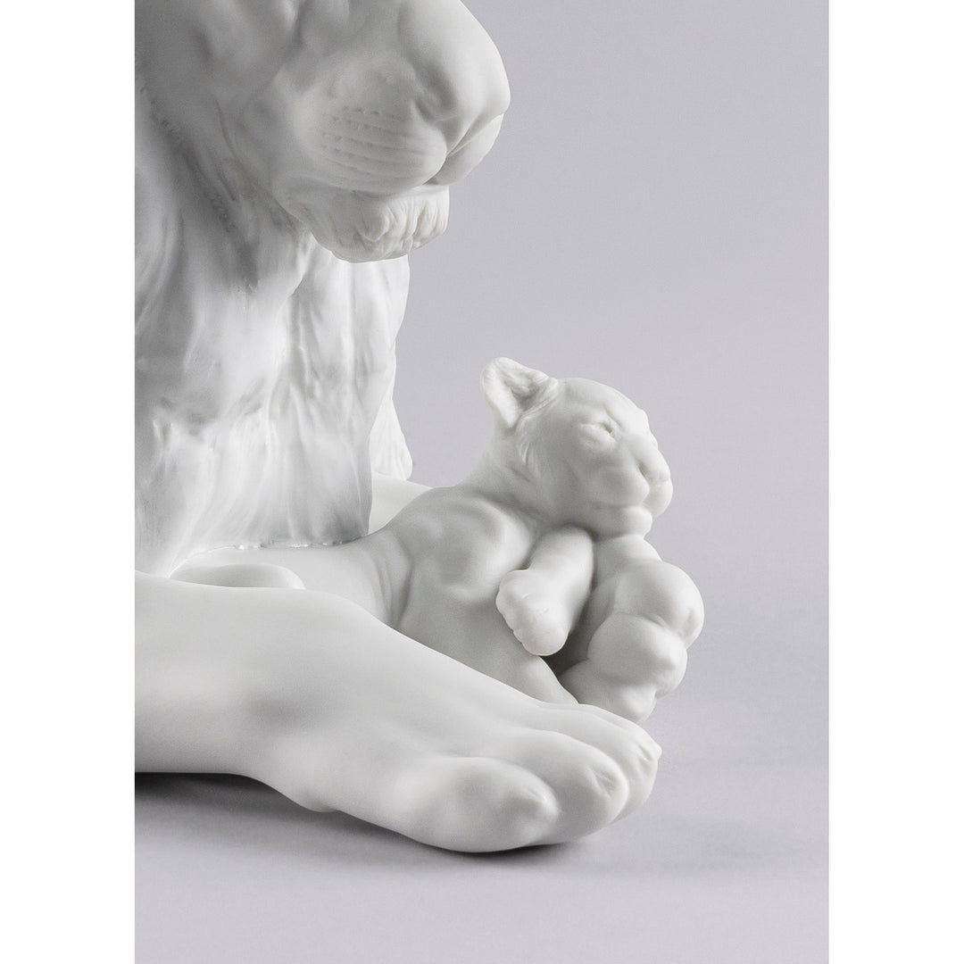 Image 3 Lladro Lion with Cub Figurine - 01009454
