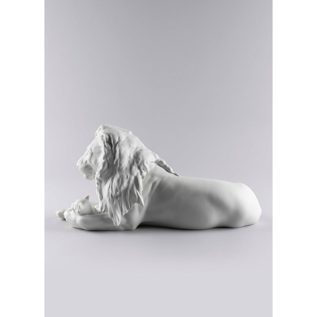 Image 4 Lladro Lion with Cub Figurine - 01009454