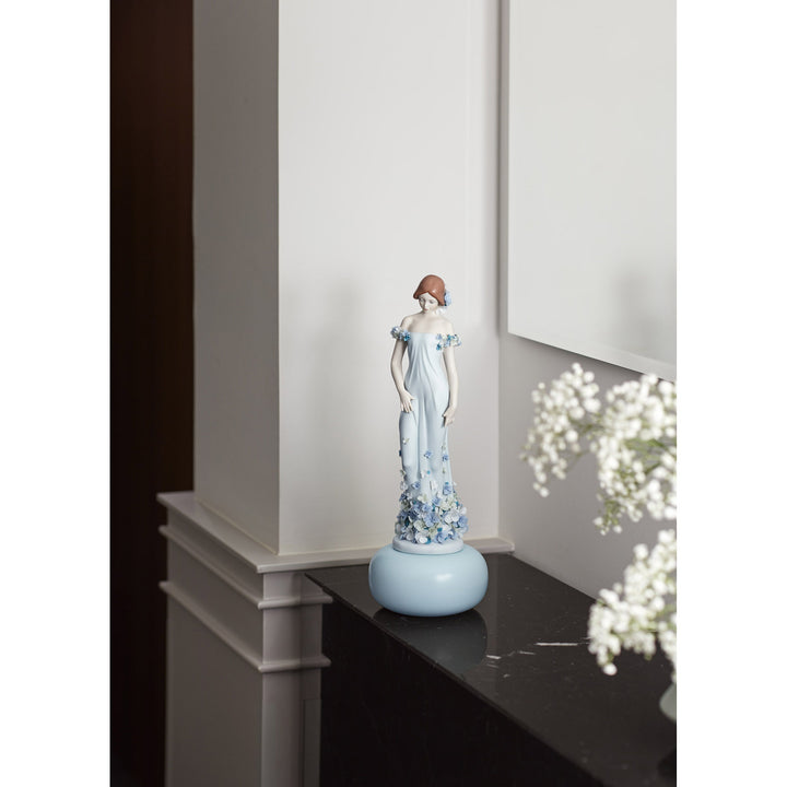 Image 2 Lladro Haute Allure Refined Elegance Woman Figurine. Limited Edition - 01009538