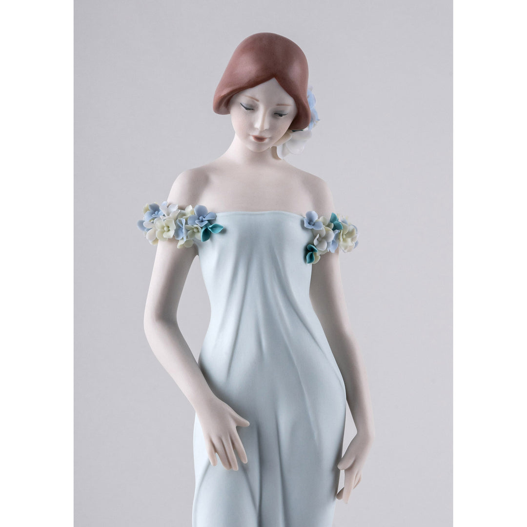 Image 3 Lladro Haute Allure Refined Elegance Woman Figurine. Limited Edition - 01009538