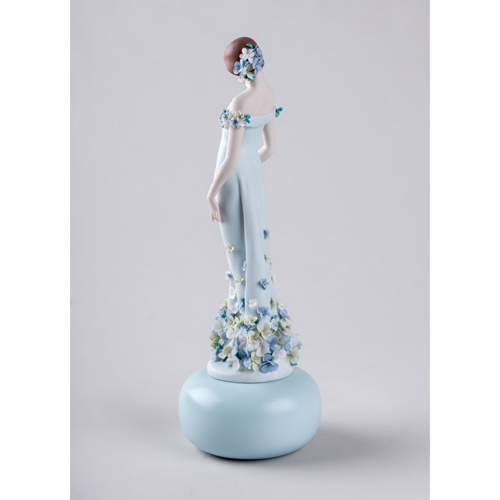 Image 4 Lladro Haute Allure Refined Elegance Woman Figurine. Limited Edition - 01009538