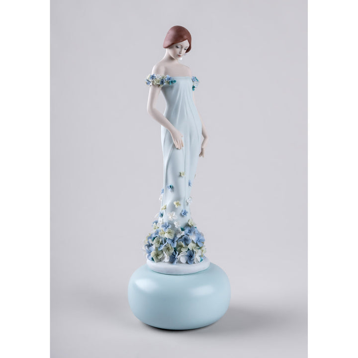 Image 5 Lladro Haute Allure Refined Elegance Woman Figurine. Limited Edition - 01009538
