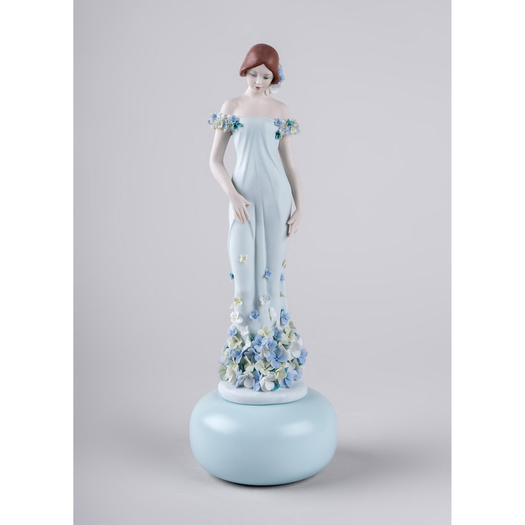 Image 6 Lladro Haute Allure Refined Elegance Woman Figurine. Limited Edition - 01009538