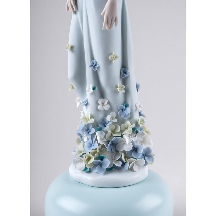 Image 8 Lladro Haute Allure Refined Elegance Woman Figurine. Limited Edition - 01009538